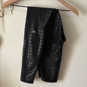 EUC ALO Yoga Black Houndstooth Leggings